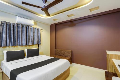Postel nebo postele na pokoji v ubytování Hotel O D K Patil