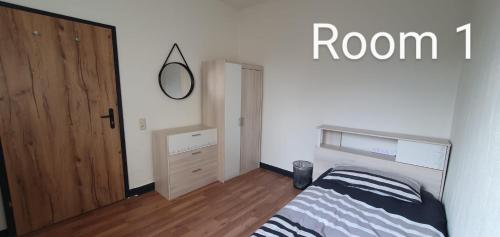 1 dormitorio con cama y cartel de habitación en Zimmer 1 von 3 mit Gemeinschaftsbad-Küche, 30min Köln Messe Bahnhof, 5min Leverkusen Bahnhof Zentrum, en Leverkusen