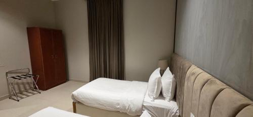 a hotel room with a bed and a couch at افاق سويت للشقق المخدومة السلي in Riyadh