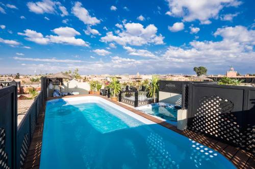 Бассейн в Riad Nesma Suites & Spa или поблизости