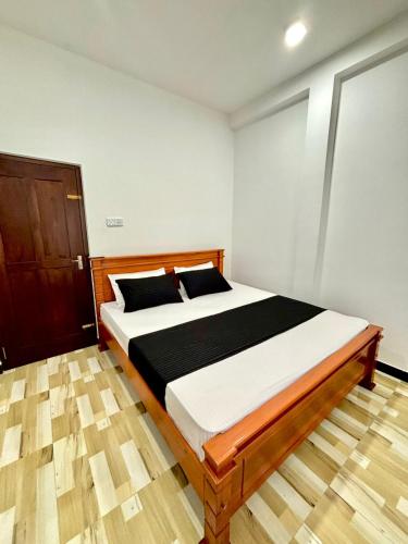 Ένα ή περισσότερα κρεβάτια σε δωμάτιο στο Cinnamon Hikka Villa