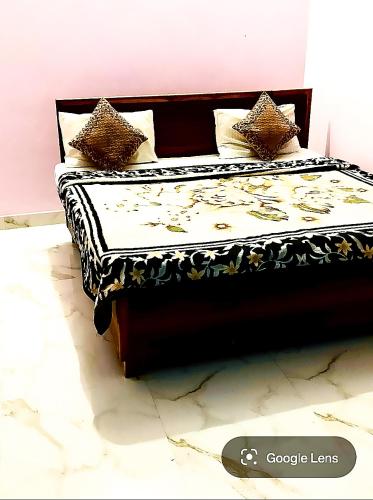 Ein Bett oder Betten in einem Zimmer der Unterkunft Sri Rameshwaram Guest House Near by Ram Mandir 300 Meter
