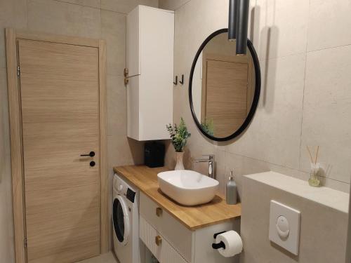 un bagno con lavandino e specchio di Apartman Romanca a Vela Luka (Vallegrande)