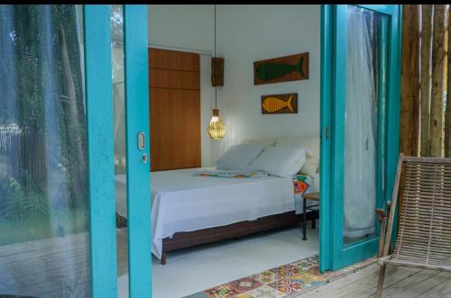 ein Schlafzimmer mit einem Bett mit weißer Bettwäsche und einem Fenster in der Unterkunft Casadajulia in Regencia Augusta