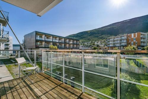 a balcony with a view of a building at Koselig og moderne 2-roms leilighet in Tromsø