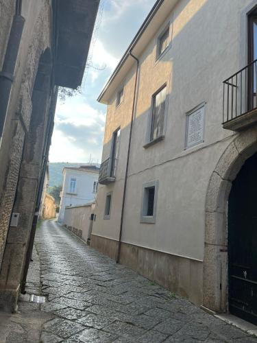 an empty alley way next to a building at Residenza in palazzo storico del 1601 in Airola