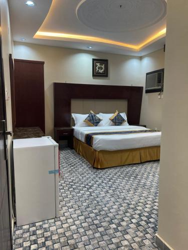 a hotel room with a bed and a refrigerator at الشاطئ الذهبي in Jeddah
