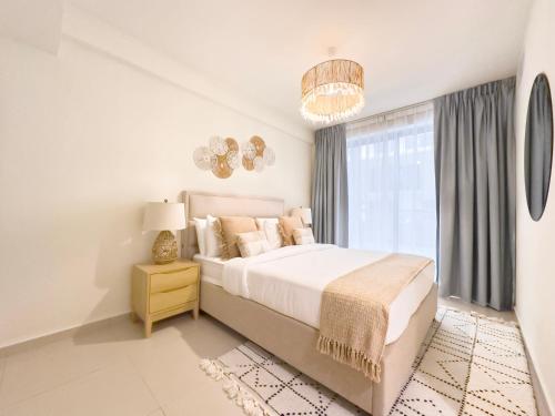 2BR Duplex with Terrace & Courtyard Views Near the Beach