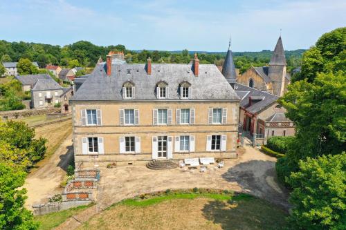 an aerial view of a large house with a yard at Domaine Les Malaitries - Château de La Chapelle Baloue 
