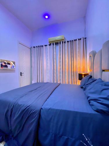 Un pat sau paturi într-o cameră la Kstephen Apartment
