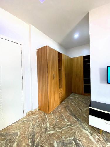 Kstephen Apartment في ليكى: غرفة بها خزانة وجدار