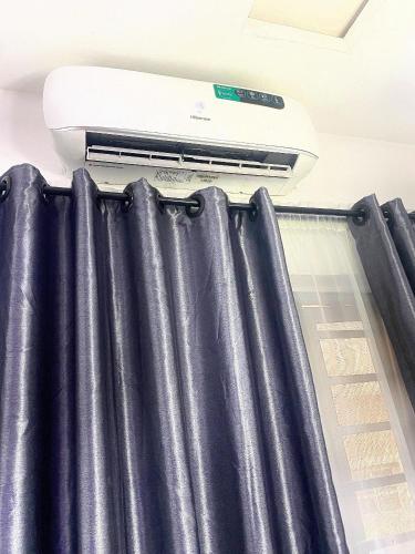 un riscaldatore sopra il soffitto di Kstephen Apartment a Lekki