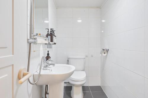 Salle de bains dans l'établissement Nonhyeon House