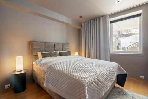 En eller flere senge i et værelse på Northstay - Tromsø City Suite