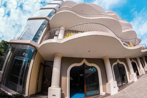 a building with a balcony on top of it at Dharma Beach in Montañita