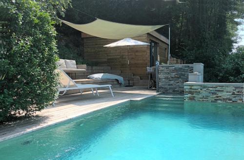 una piscina con banco y sombrilla en Tiny-Pool-Lake, en Viviers-du-Lac