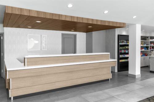 an apple store with a counter in a room at Hilton Garden Inn Queens JFK in Queens
