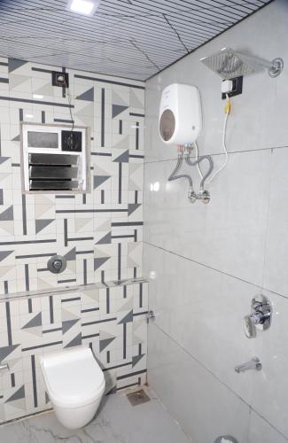 Koupelna v ubytování Metro Inn Residency