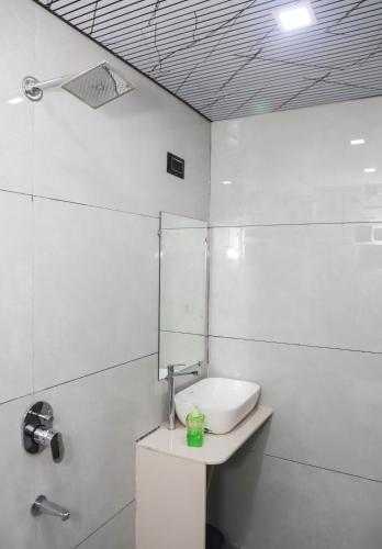 Koupelna v ubytování Metro Inn Residency
