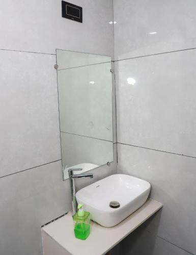 Koupelna v ubytování Metro Inn Residency