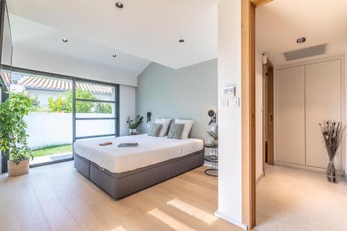 Postel nebo postele na pokoji v ubytování Villa del Sol - Villa contemporaine avec piscine spa - un écrin de détente au Pays Basque