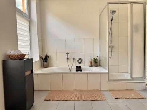 Koupelna v ubytování Designer apartment with balcony, home office & coffee bar