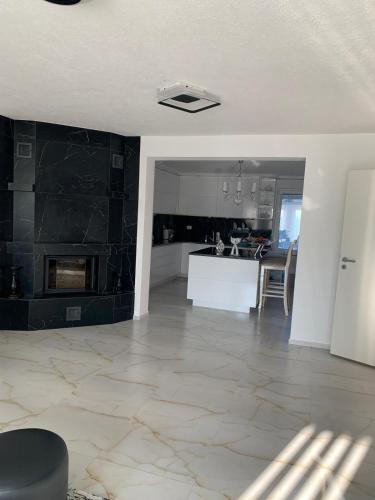 Una cocina o cocineta en Spacious Modern Villa