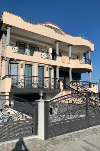 Un balcón o terraza en Spacious Modern Villa