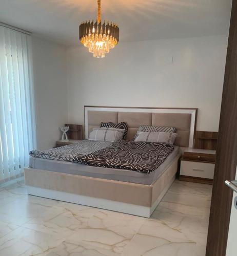 Una cama o camas en una habitación de Spacious Modern Villa