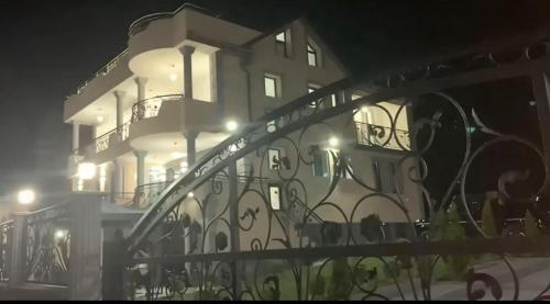 El edificio en el que está la villa