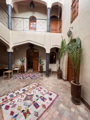 een grote kamer met een gebouw met een kleed op de vloer bij Riad Sabah in Marrakesh