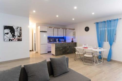 a living room with a couch and a table at Apartamento acogedor con Piscina en Tenerife in Icor