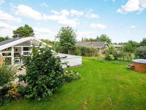 Κήπος έξω από το 6 person holiday home in Ulfborg-By Traum