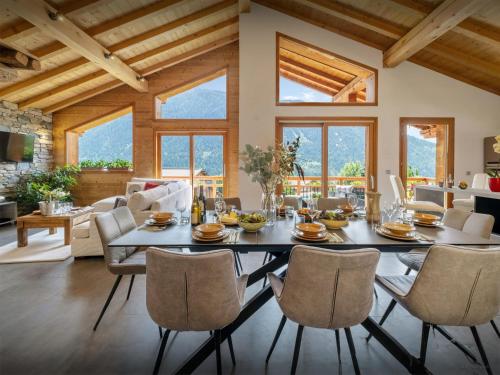 Un comedor con mesa y sillas en Les Moulins D'Angelina - OVO Network, en Séez