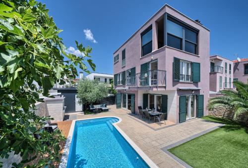Villa Palm Garden - Private Pool and Barbecue