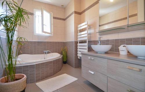 Ένα μπάνιο στο Maison cosy proche centre Arles - jusqu'à 8 personnes