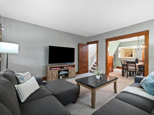 Μια τηλεόραση ή/και κέντρο ψυχαγωγίας στο Entire Duplex w Historic District and Sleeps 12