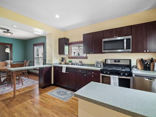 Η κουζίνα ή μικρή κουζίνα στο Entire Duplex w Historic District and Sleeps 12