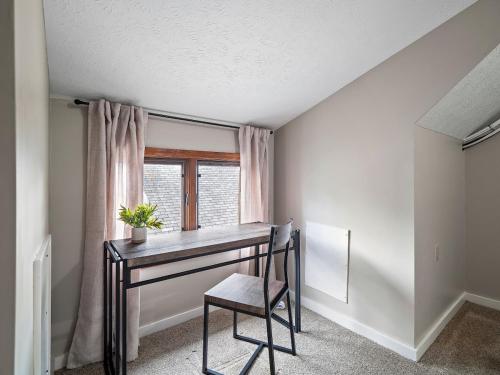 Ένα ή περισσότερα κρεβάτια σε δωμάτιο στο Entire Duplex w Historic District and Sleeps 12