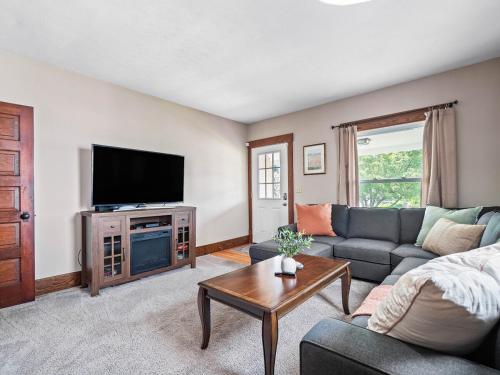 Μια τηλεόραση ή/και κέντρο ψυχαγωγίας στο Entire Duplex w Historic District and Sleeps 12