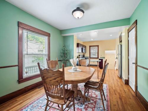 Η κουζίνα ή μικρή κουζίνα στο Entire Duplex w Historic District and Sleeps 12
