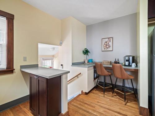 Η κουζίνα ή μικρή κουζίνα στο Entire Duplex w Historic District and Sleeps 12