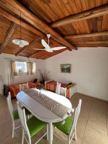 een eetkamer met een witte tafel en stoelen bij Cabaña brisas del lago in Villa Parque Siquiman