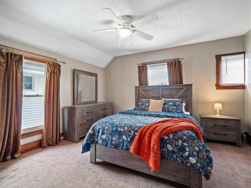 a bedroom with a bed and a ceiling fan at Historical District,Fully equipped,3 Beds,Sleeps 6 in Bedford