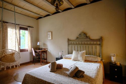 Ένα ή περισσότερα κρεβάτια σε δωμάτιο στο Casa Rural Arc de can puig Luxury Holiday Home in Catalonia