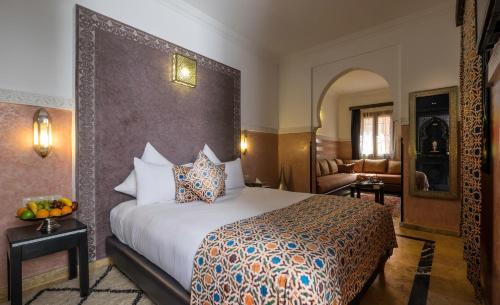 Кровать или кровати в номере Riad Nesma Suites & Spa