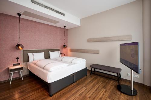 Letto o letti in una camera di Premier Inn Würzburg