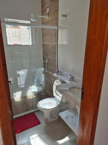 Ένα μπάνιο στο Casa com piscina e espaço churrasco Itanhaem