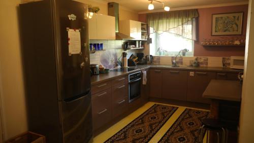 Кухня или мини-кухня в Villa Tiigi
