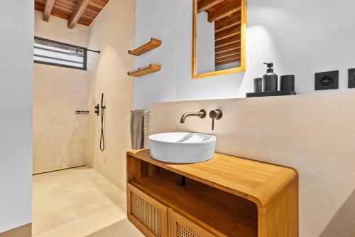 Koupelna v ubytování Reef Villas Bonaire Sun, Oceanfront luxury villa with private pool